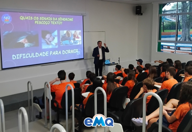 Seu filho pode estar desenvolvendo a “síndrome do pescoço de texto” e você nem percebeu